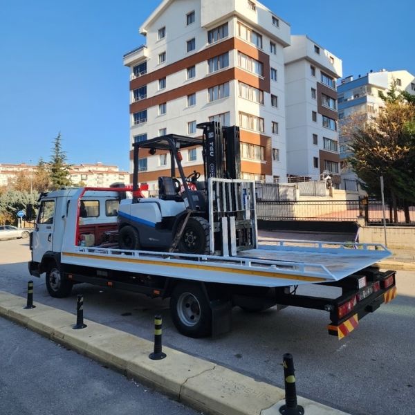 Koru forklift kiralama fiyatları için sahada çalışan forklift makinesi